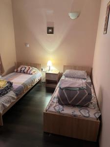 Un pat sau paturi într-o cameră la Jack coffee hostel 2