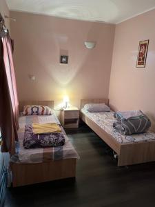 Un pat sau paturi într-o cameră la Jack coffee hostel 2