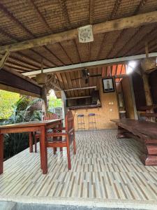 バニュウェダンにあるLeBulu Menjanganのパティオ(テーブル、椅子、テーブル、ベンチ付) +33枚の写真