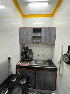 Η κουζίνα ή μικρή κουζίνα στο Tulivu Studio Apartment in Bamburi Mombasa +11 φωτογραφίες