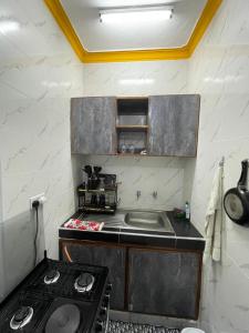 Η κουζίνα ή μικρή κουζίνα στο Tulivu Studio Apartment in Bamburi Mombasa