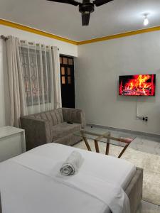 Χώρος καθιστικού στο Tulivu Studio Apartment in Bamburi Mombasa