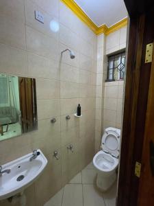 Ένα μπάνιο στο Tulivu Studio Apartment in Bamburi Mombasa