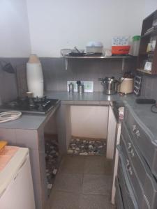 una pequeña cocina con un cajón en el suelo en Studio tranquille à Saly Niakhniakhal, en Saly Niakh-Niakhal