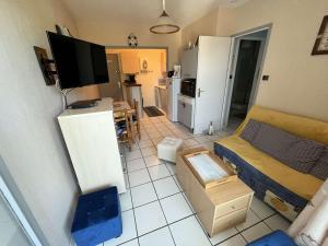 Televízia a/alebo spoločenská miestnosť v ubytovaní Appartement T2 au calme, proche plage et commerces, avec parking privatif - Saint-Hilaire-de-Riez - FR-1-324A-30