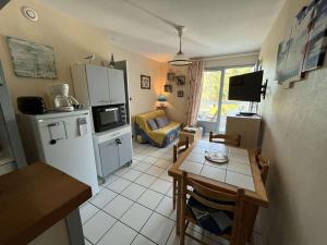 Kuchyňa alebo kuchynka v ubytovaní Appartement T2 au calme, proche plage et commerces, avec parking privatif - Saint-Hilaire-de-Riez - FR-1-324A-30