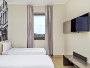 A television and/or entertainment centre at B&B Hotel Milano-Monza