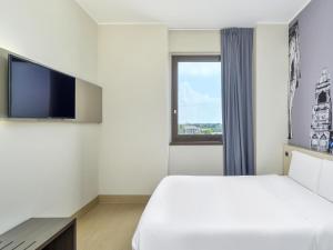 A television and/or entertainment centre at B&B Hotel Milano-Monza
