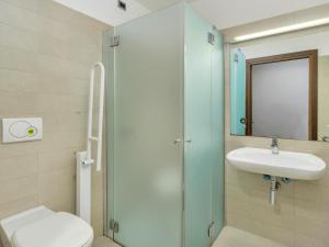 A bathroom at B&B Hotel Milano-Monza