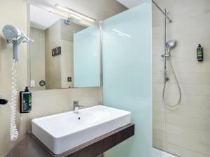 A bathroom at B&B Hotel Milano-Monza