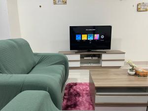 TV a/nebo společenská místnost v ubytování Da Men Studio Service Apartment