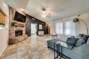 un salon avec un canapé et une cheminée dans l'établissement Cowboy Chic, à Watauga