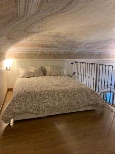 une chambre avec un grand lit avec un plafond en bois dans l'établissement Elegante appartamento in centro., à Turin