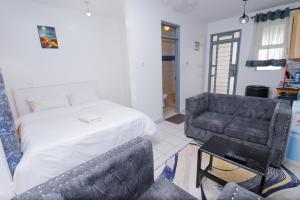una camera con letto e divano di Serene studio along Ngong road-Nairobi a Nairobi Altre 7 foto