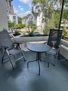 a patio with two chairs and a table on a balcony at Medina in Düsseldorf