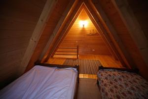 Ένα ή περισσότερα κρεβάτια σε δωμάτιο στο Brvnara Tikva 1