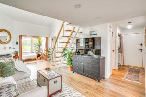 Gallery image of Huntington Beach Condo, Walk to Harbour and Beaches! in Huntington Beach