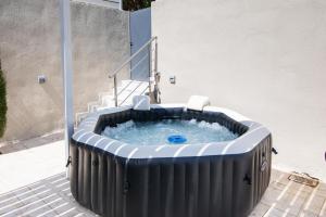 Fotografie z fotogalerie ubytování White Swan Villa with Private Pool and Jacuzzi v destinaci Kommeno