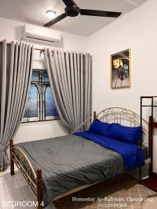 Postel nebo postele na pokoji v ubytování AR-RAHMAN HOMESTAY KUALA TERENGGANU Semi-D, 2-storey, 4-Bedroom 4-Bathroom, 25x13feet Private Swimming Pool with 5 feet Fountain + 22 fotografií