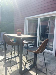 a patio table with chairs and a potted plant on it at Kuai Guestroom Brugge in Bruges