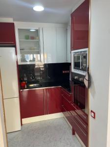 Kuchyň nebo kuchyňský kout v ubytování ESPECIAL FAMILIAS en búsqueda de sol, playa,...