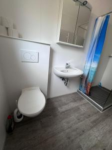 Vannituba majutusasutuses Idyllische Küstenwohnung nahe Bontekai