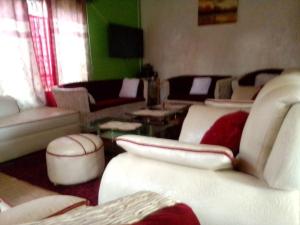 Posezení v ubytování 3 Bed Guesthouse with with Water, Electricity Wifi