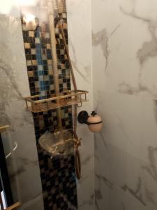 Et badeværelse på Roulotte L Aventura Art Deco