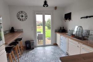 - une cuisine avec un comptoir, un évier et une porte dans l'établissement Charmante maison de ville climatisée avec Wifi, à Saint-Yrieix-la-Perche 6 autres photos