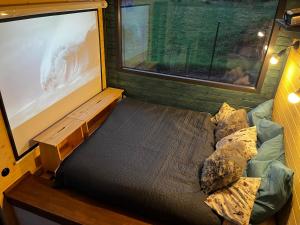 Postel nebo postele na pokoji v ubytování Tinyhouse u Nosála + 16 fotografií