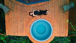 Bazén v ubytování Ajara Glamping Kokotauri nebo v jeho okolí