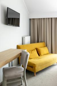 Televízia a/alebo spoločenská miestnosť v ubytovaní Hotel Mały Młyn