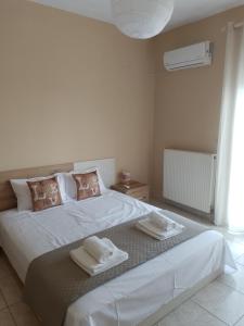 Кровать или кровати в номере Kouinelis apartment