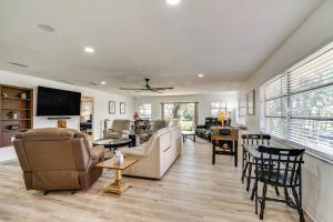 Televiisor ja/või meelelahutuskeskus majutusasutuses Private Boat Dock Canal-Front Lake Placid Getaway