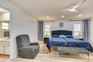 Voodi või voodid majutusasutuse Private Boat Dock Canal-Front Lake Placid Getaway toas