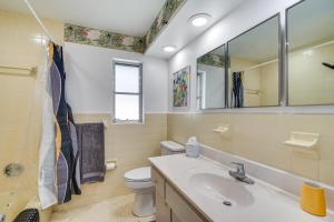 Vannituba majutusasutuses Private Boat Dock Canal-Front Lake Placid Getaway +36 fotot