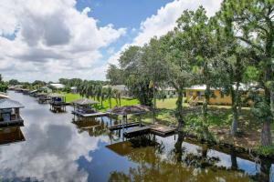 Vaade puhkemaja lähedal voolavale jõele