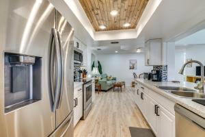 Köök või kööginurk majutusasutuses Private Boat Dock Canal-Front Lake Placid Getaway