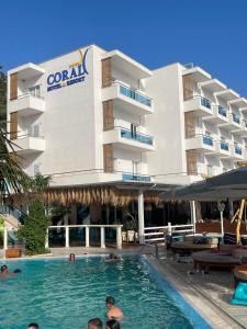 Bazén v ubytování Coral Hotel & Resort nebo v jeho okolí
