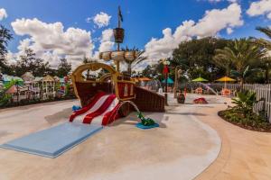 einen Spielplatz in einem Themenpark mit Rutsche in der Unterkunft Universal 3BR Townhome with Pool in Davenport