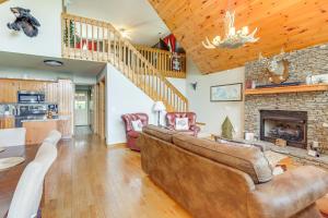 Fotografie z fotogalerie ubytování Picturesque Murphy Cabin with Fire Pit and Views! v destinaci Murphy