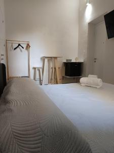 a bedroom with a large white bed in a room at Le Suite Angelo&Alice Mini in Marsala