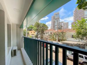 un balcon avec vue sur une ville dans l'établissement Apartamentos completos ao lado do metrô, Vila Madalena, à São Paulo