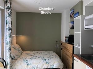 Postel nebo postele na pokoji v ubytování Chambre au coeur du Bassin + 4 fotografie