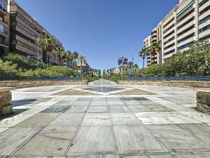 アルメリアにあるApartamento 4 dormitorios Parking incluidoの高層建築物が立ち並ぶ大広場