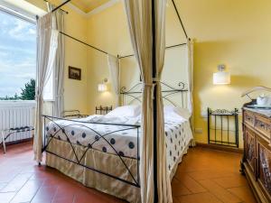 a bedroom with a four poster bed and a window at Sangaggio House B&B in Florence