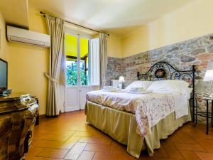 a bedroom with a large bed and a window at Sangaggio House B&B in Florence