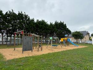 un parco giochi con un mucchio di attrezzature per il gioco di ASNELLES - Studio à 300m de la mer a Asnelles