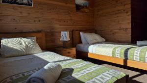 Postel nebo postele na pokoji v ubytování Alpes Hotel