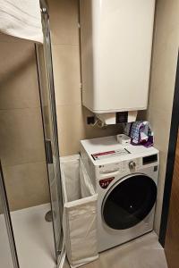 Fotografie z fotogalerie ubytování ENJOYHARRACHOV - Atraktivní klidný klimatizovaný apartmán 20 v centru Harrachova s parkováním, Wifi-WLAN, SAT, herní konzolí, Ipad, Netflix zdarma, možností dobíjení auta, výhledem do zahrady a na romantický kostelík v destinaci Harrachov